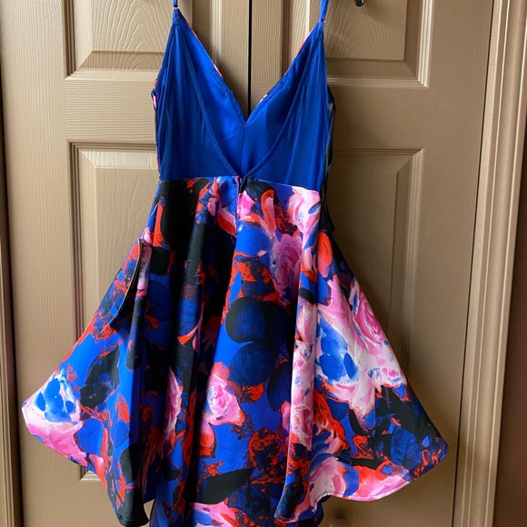 Dress with floral print - Picture 2 of 2